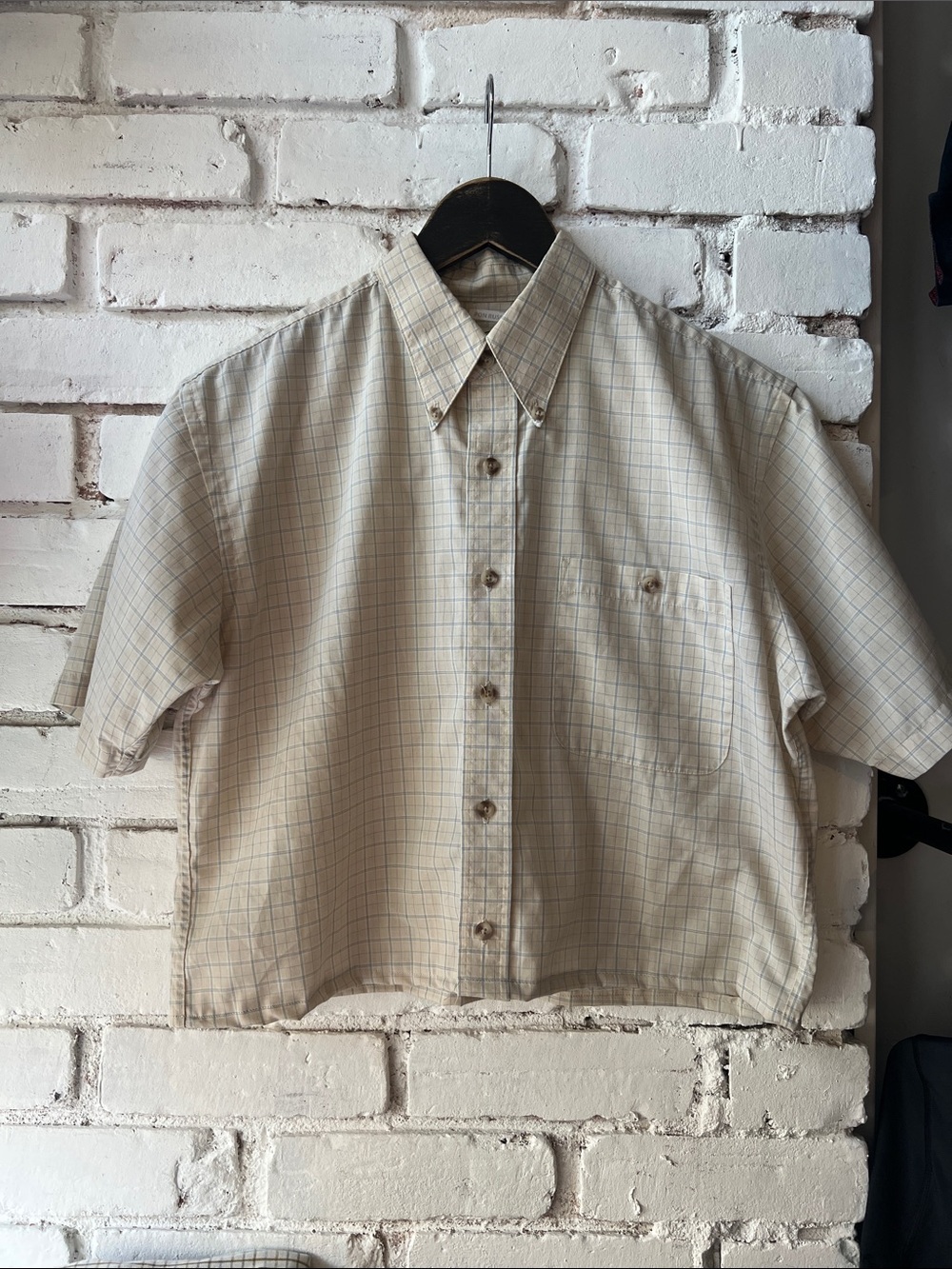 Shortened Men's Short-Sleeve Button-Down Shirt in Light Beige Plaid